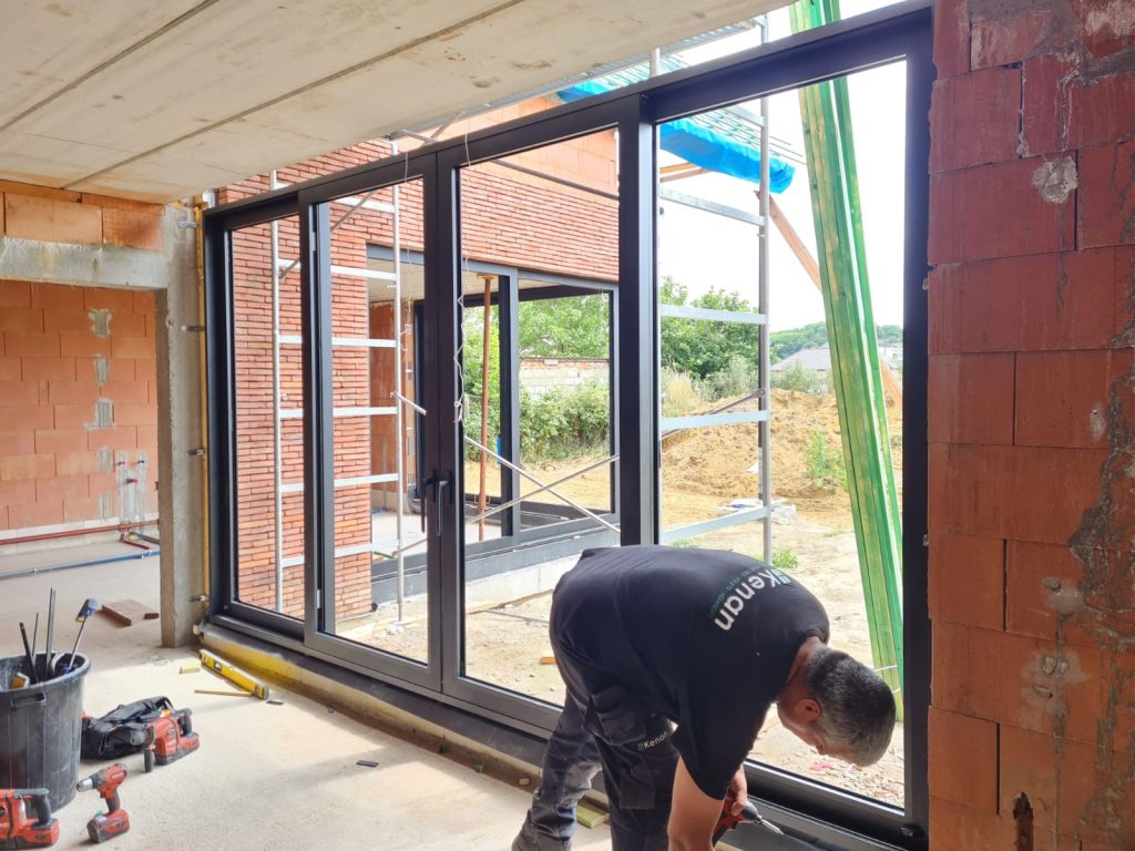 Expert effectuant un dépannage de vitrage et un réglage de châssis en Belgique.