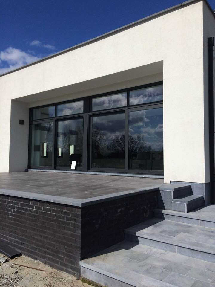 Maintenance de châssis aluminium et réparation dépannage de vitrage pour bureaux en Belgique.