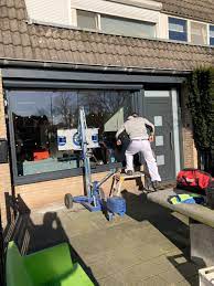 Vervangen van dubbel glas en raam herstellen in een flatgebouw in België.