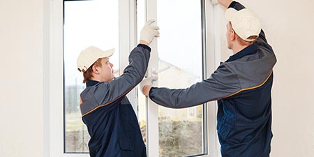 Gecertificeerde technieker voert een ramen reparatie uit op PVC profielen in België.