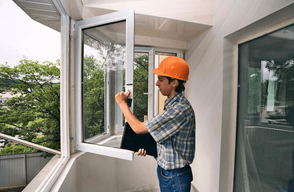 Gecertificeerde expert van Chassiscontact aan het werk voor een raam herstelling in België