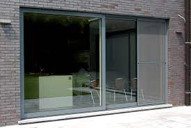 Herstelling schuifraam: loopwielen en rails reparatie in een appartement in België.